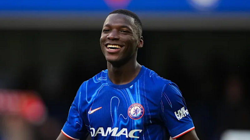 moises caicedo-buc-tuong-xanh-nang-tam-tuyen-giua-chel